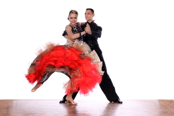 Latino tancerzy w sali balowej na białym tle — Zdjęcie stockowe