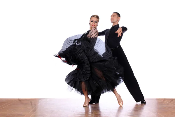 Bailarinas latinas en salón de baile sobre fondo blanco — Foto de Stock