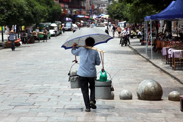 YANGSHUO CITY - JUNE 18: West street in Yangshuo, Guangxi region — Stock Photo, Image