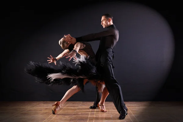 Danseurs dans la salle de bal isolé sur fond noir — Photo