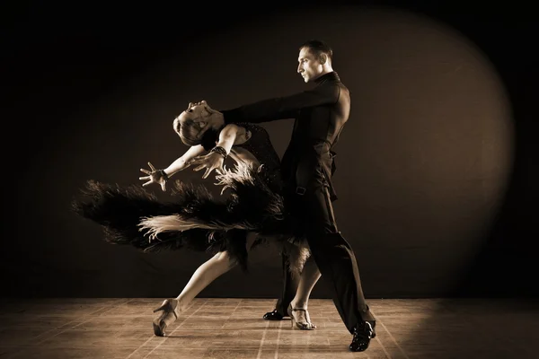 Bailarines en salón aislados sobre fondo negro — Foto de Stock