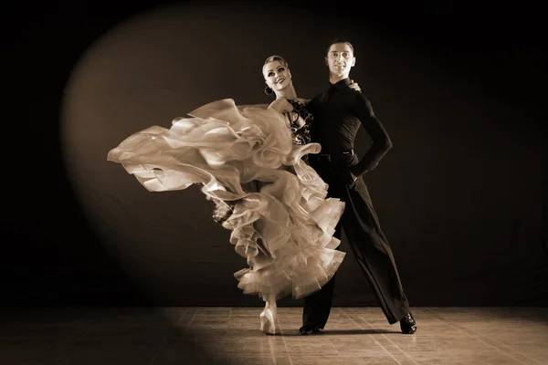 Dansers in balzaal geïsoleerd op zwarte achtergrond — Stockfoto