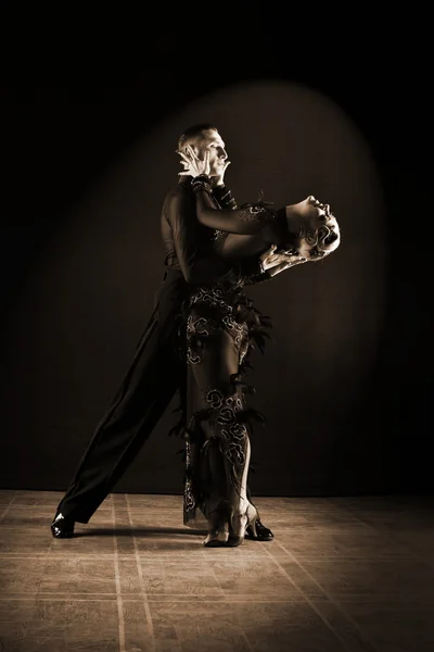 Bailarines en salón aislados sobre fondo negro — Foto de Stock