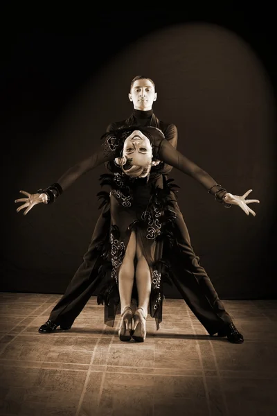 黒の背景で隔離のボールルーム ダンサー — ストック写真