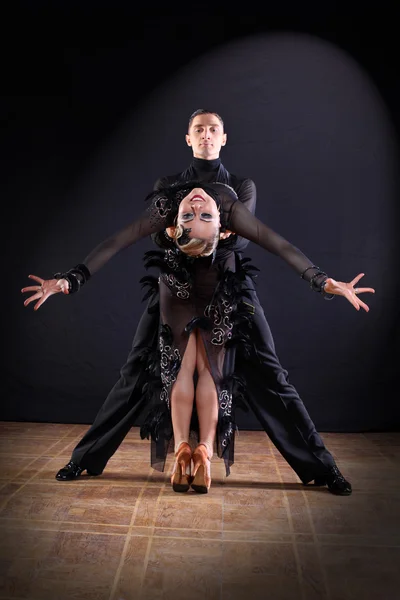 Bailarines en salón aislados sobre fondo negro —  Fotos de Stock