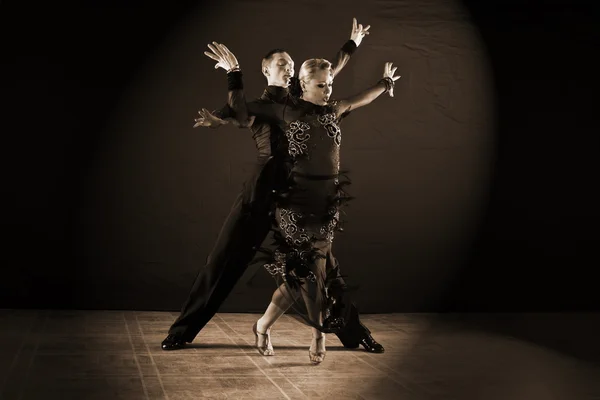Tancerze w sali balowej na białym tle na czarnym tle — Zdjęcie stockowe