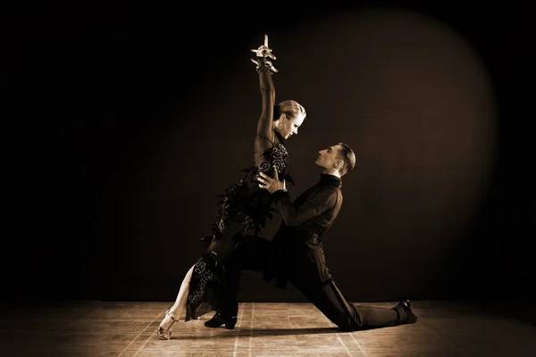 Bailarines en salón aislados sobre fondo negro — Foto de Stock