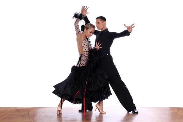 Bailarinas latinas en salón de baile sobre fondo blanco — Foto de Stock