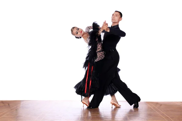 Latino dansçıları balo beyaz bir arka plana dayanır — Stok fotoğraf