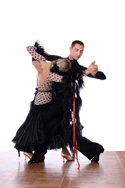 Tanečnice Latino v tanečním sále proti Bílému pozadí — Stock fotografie