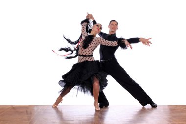 Latino dansçıları balo beyaz bir arka plana dayanır