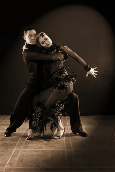 Bailarines en salón aislados sobre fondo negro —  Fotos de Stock