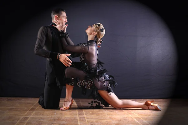 Bailarines en salón aislados sobre fondo negro — Foto de Stock