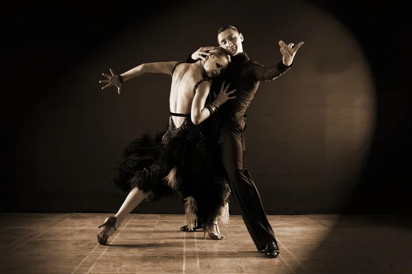 Bailarines en salón aislados sobre fondo negro —  Fotos de Stock