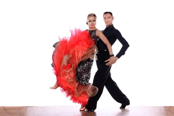 Bailarinas latinas en salón de baile sobre fondo blanco — Foto de Stock