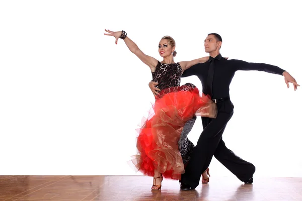 Danses latino en salle de bal sur fond blanc — Photo