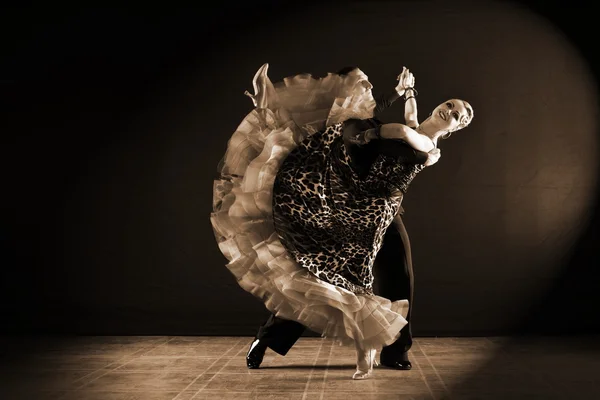 Bailarines en salón aislados sobre fondo negro — Foto de Stock