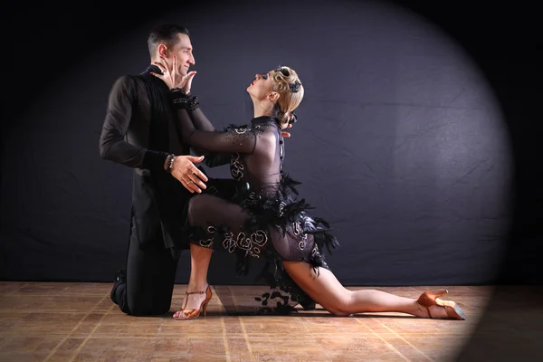 Tanečníci v tanečním sále izolovaných na černém pozadí Stock Snímky