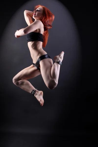 Vrouw moderne danser in balzaal — Stockfoto