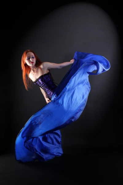 Femme danseuse moderne dans la salle de bal — Photo