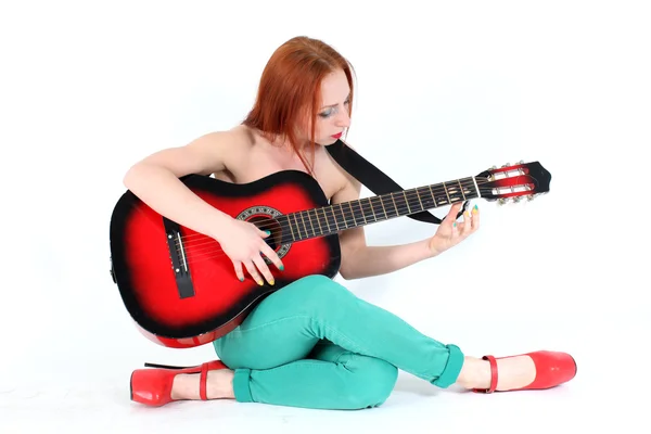 Hrát žena s kytarou — Stock fotografie