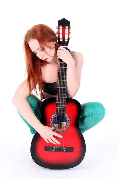 女性は赤いギターで遊ぶ — ストック写真