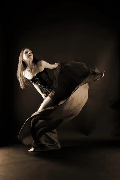 Mulher dançarina moderna no salão de baile — Fotografia de Stock