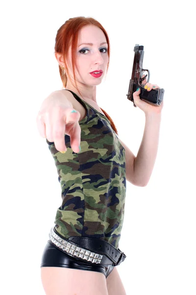 Молода красива жінка тримає рушницю — стокове фото