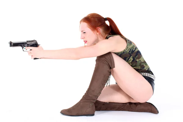 Ung vacker kvinna med pistol — Stockfoto