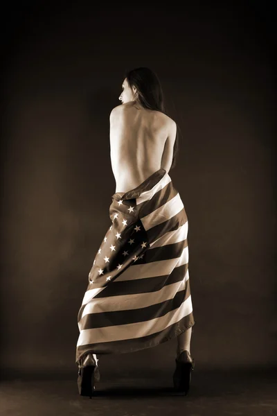 Mulher segurando uma bandeira americana — Fotografia de Stock