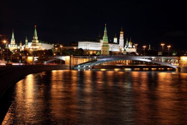 Moskova Nehri, büyük taş bridg ünlü ve güzel gece manzarası