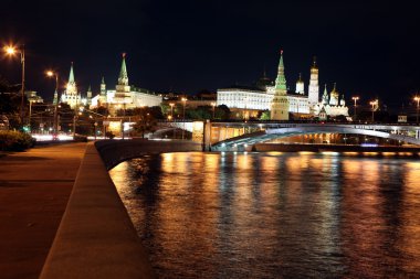 Moskova Kremlin Palace kiliseler, Moskova Nehri ve büyük taş ile 