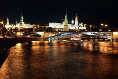 Moskova Kremlin Palace kiliseler, Moskova Nehri ve büyük taş ile 