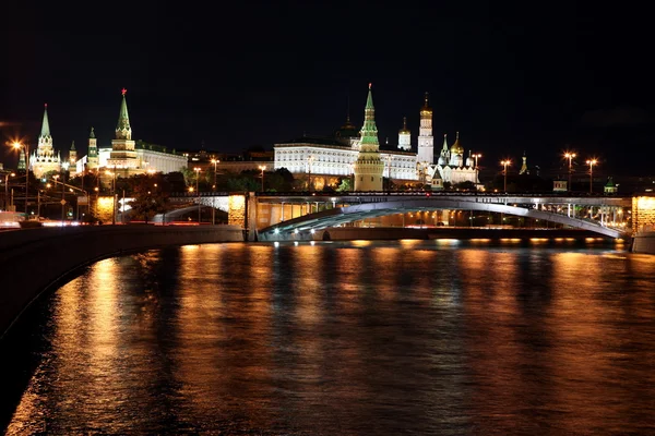 Berühmte und schöne Nachtsicht auf den Fluss Moskva, große Steinbrücke — Stockfoto