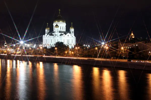 Slavní a krásné noční pohled Moskva řeky a katedrála Stock Fotografie