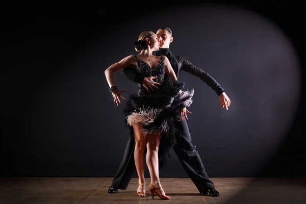 Tanečníci v tanečním sále izolovaných na černém pozadí Stock Obrázky