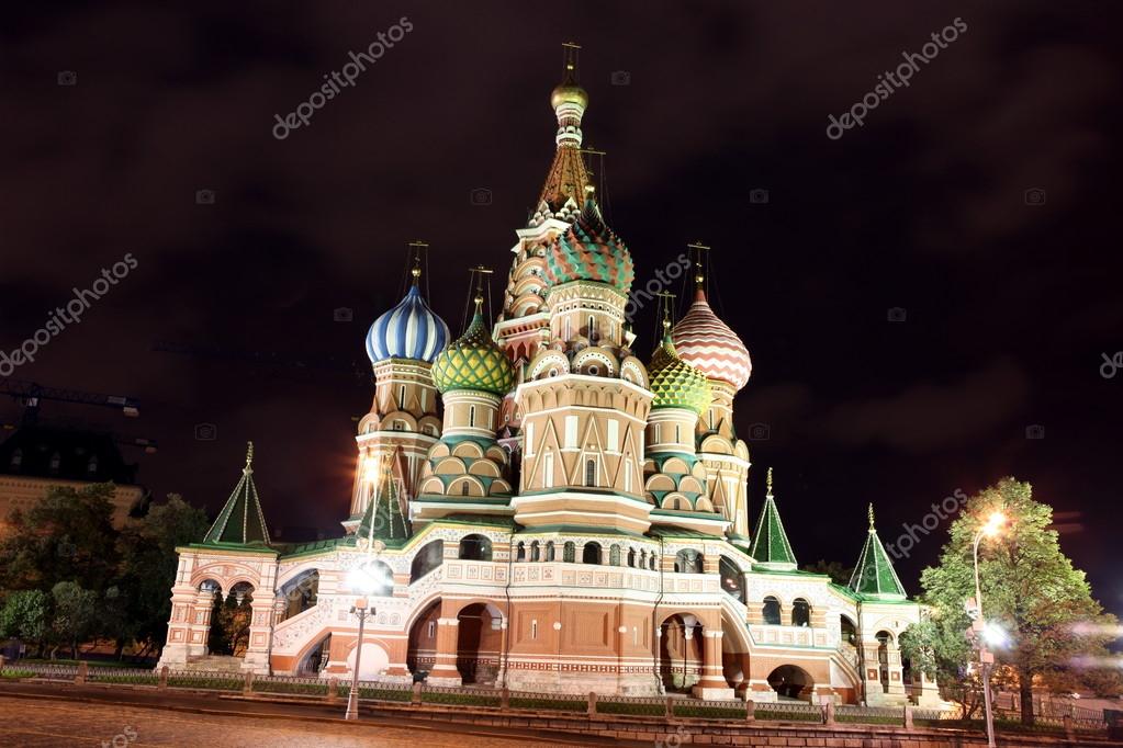 Vista nocturna de la Catedral de Intercesión St. Basilio en la Plaza