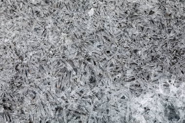 Nehirdeki buz kristalleri