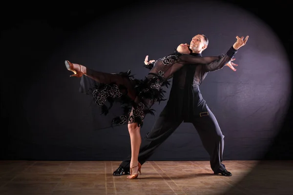 Bailarines Salón Aislados Sobre Fondo Negro — Foto de Stock