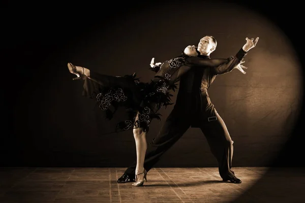 Bailarines Salón Aislados Sobre Fondo Negro — Foto de Stock