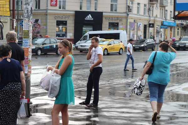 Les gens dans la rue à Moscou — Photo
