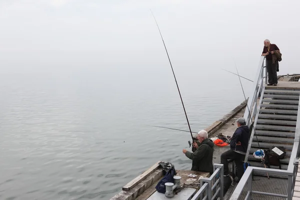 Pessoas que pescam em Palanga, Lituânia — Fotografia de Stock