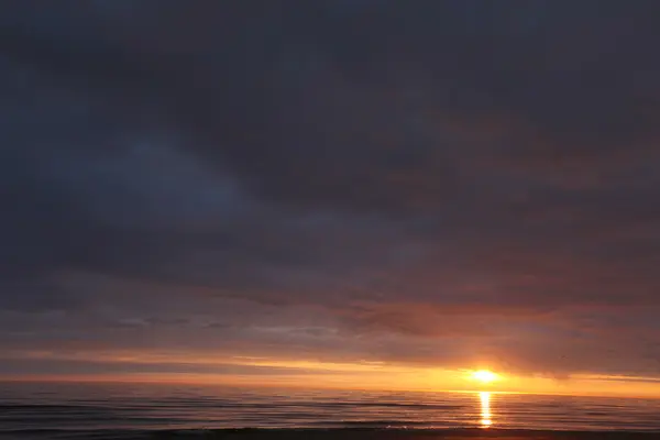 Coucher de soleil dans la mer Baltique Palanga, Lituanie — Photo