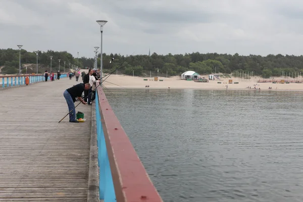 Mensen die vissen in palanga, Litouwen — Stockfoto