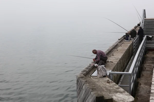 Gente que pesca en Palanga, Lituania — Foto de Stock