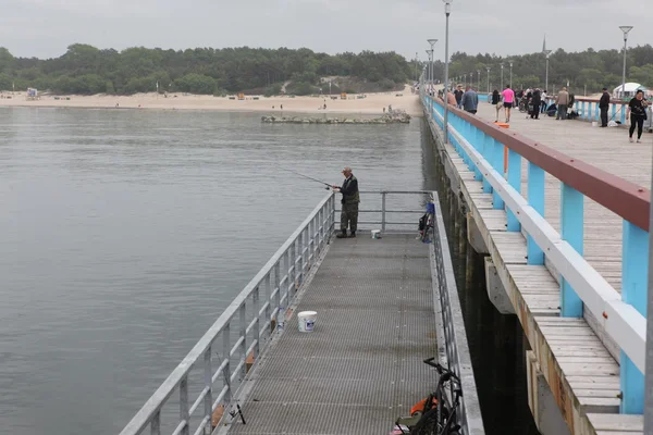 Människor som fiskar i palanga, lithuania — Stockfoto