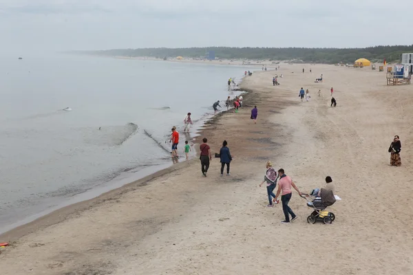 Pessoas caminhando na praia de Palanga — Fotografia de Stock