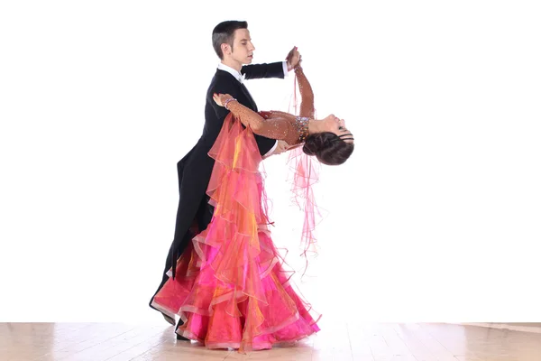 Bailarines latinos en el salón de baile — Foto de Stock