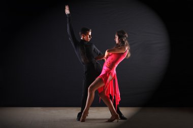 Latino dansçıları balo salonu