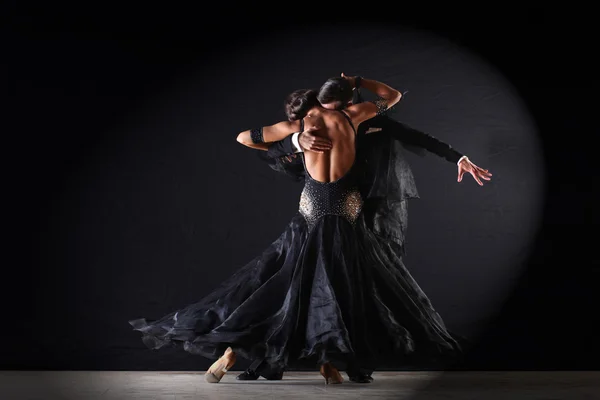 Latino dancers in ballroom — Stock Photo, Image